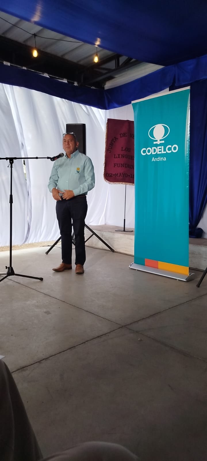 Presentación del proyecto en el evento de inauguración, con banner de CODELCO Andina