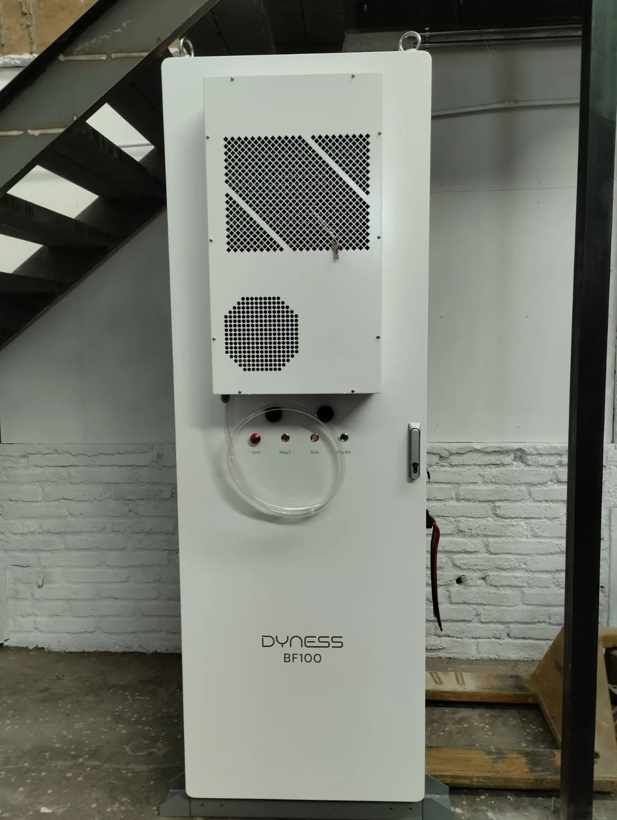 Gabinete Dyness BF100 cerrado, con climatización, parada de emergencia y señalización de estado