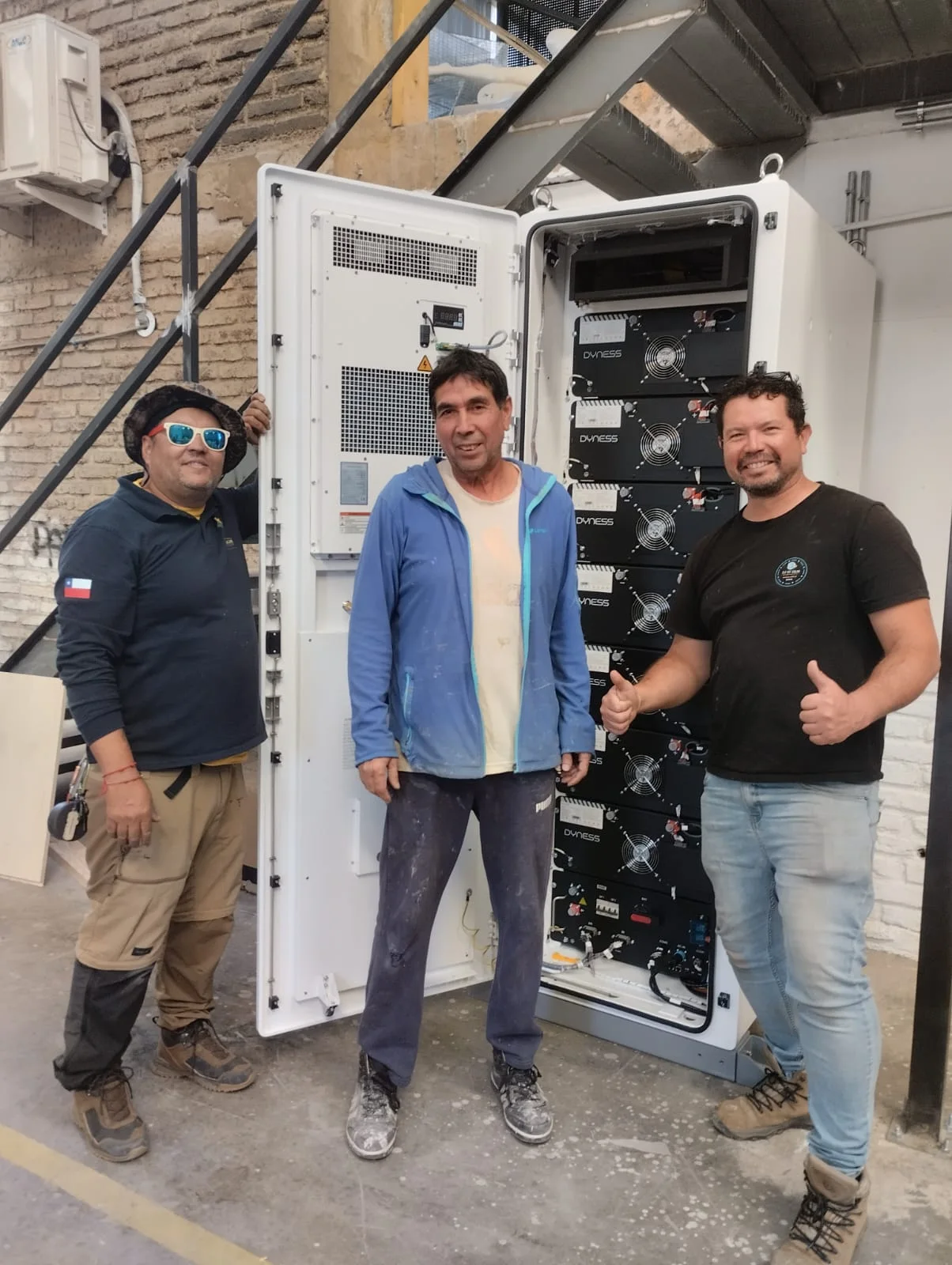 Equipo de SLF junto al gabinete Dyness BF100 abierto tras la puesta en marcha