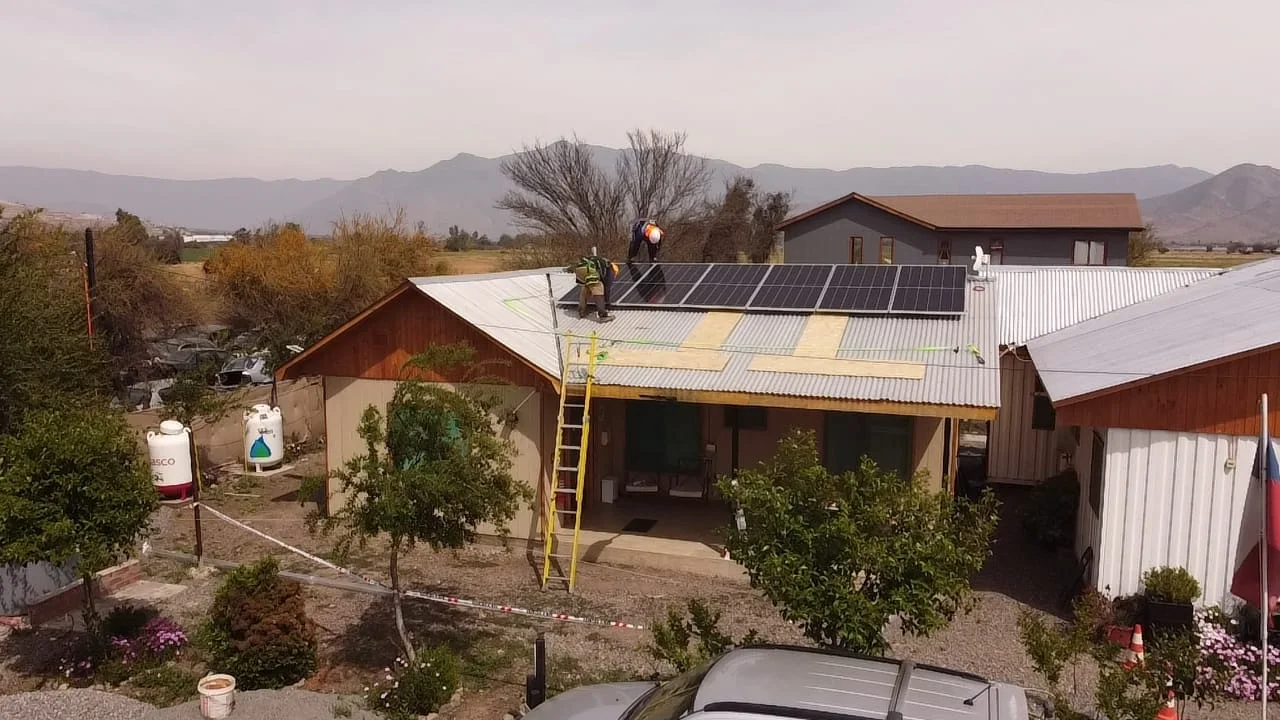 Vivienda de Tiltil con los módulos instalados y la escalera de acceso a la cubierta, con los cerros al fondo