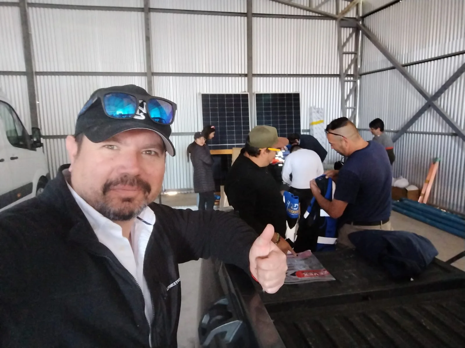 Equipo de SLF preparando módulos y materiales en bodega antes de salir a terreno