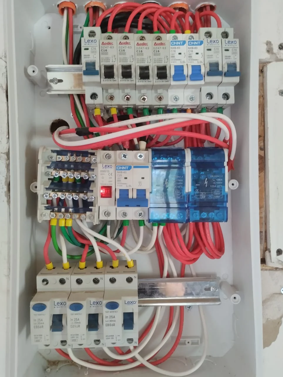 Interior del tablero eléctrico con interruptores termomagnéticos, protección diferencial y protección contra sobretensiones