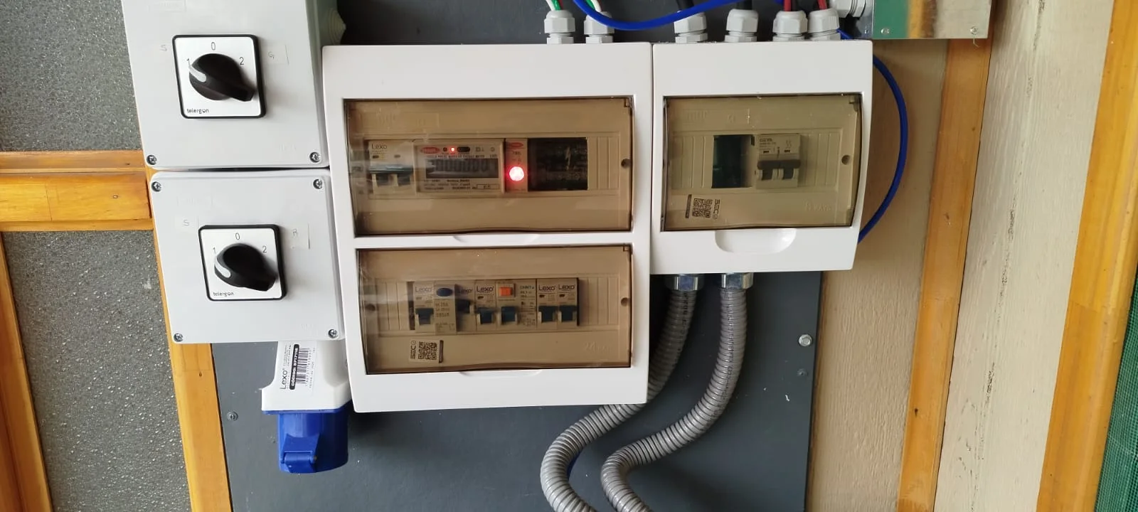 Tablero de medida con medidor de energía, protecciones, conmutadores de transferencia y enchufe industrial