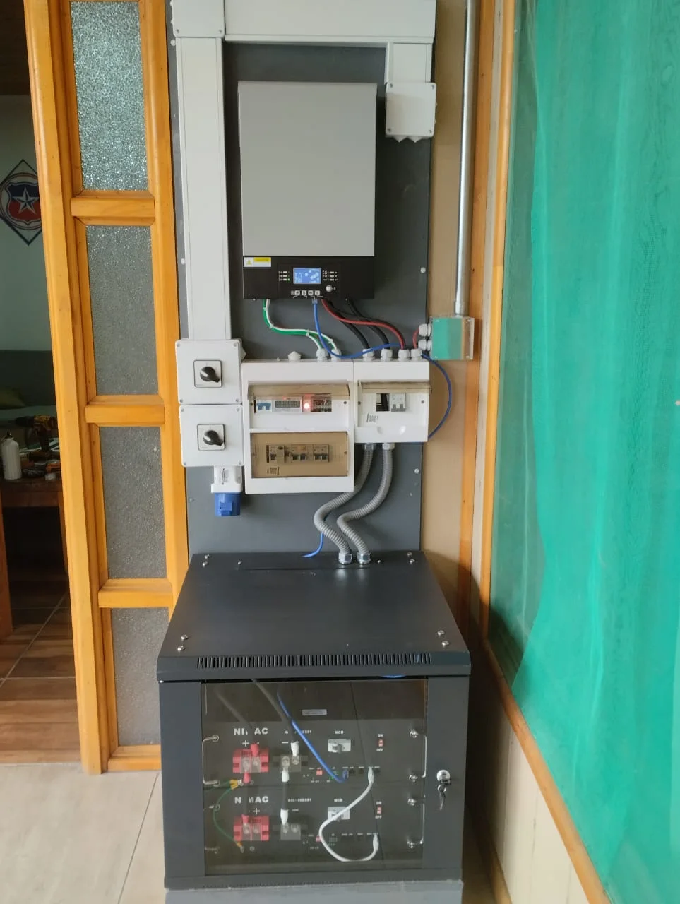 Inversor, tablero de protecciones y banco de baterías instalados en el interior de una vivienda
