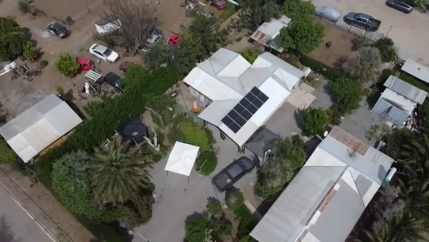 Sobrevuelo con dron sobre el sector de Tiltil, mostrando las viviendas con sus arreglos fotovoltaicos instalados