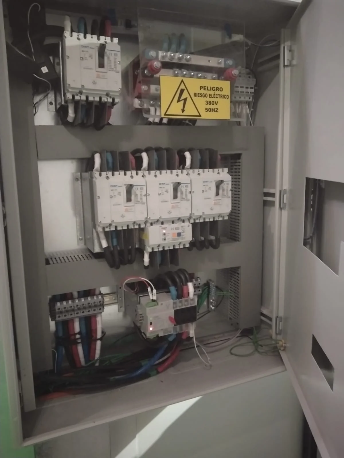Interior del tablero fotovoltaico con interruptores de caja moldeada, protección diferencial y señalización 380 V 50 Hz