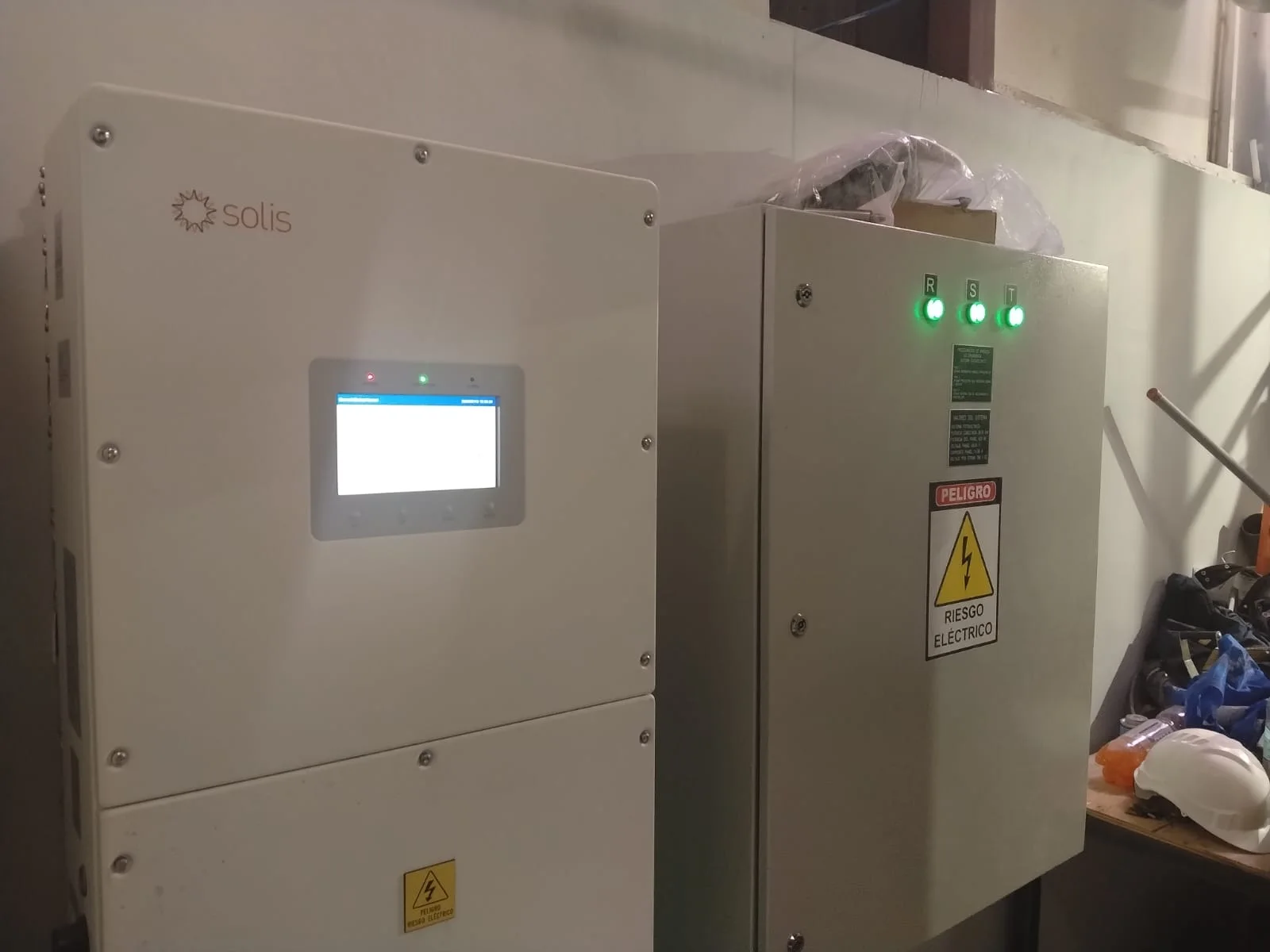 Inversor Solis híbrido junto al tablero fotovoltaico energizado
