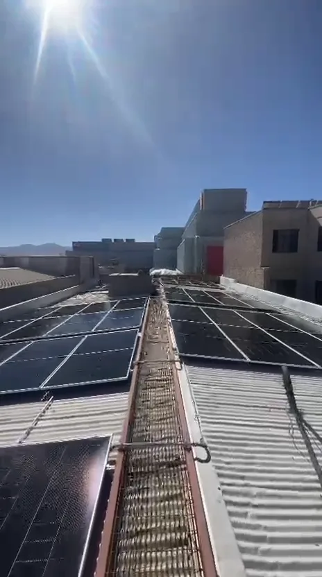Recorrido en video por la cubierta con los módulos fotovoltaicos instalados