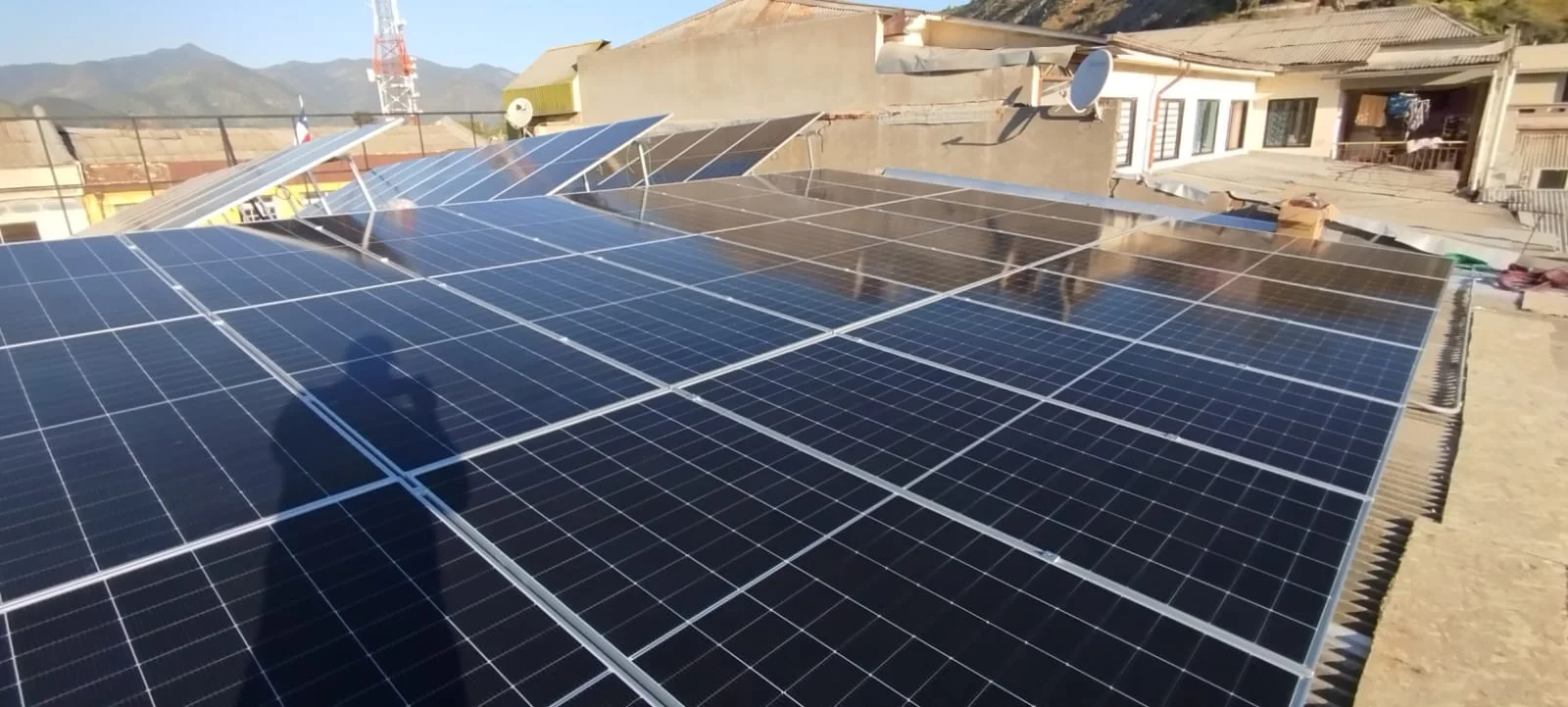 Vista amplia de la cubierta con los dos arreglos de módulos fotovoltaicos instalados