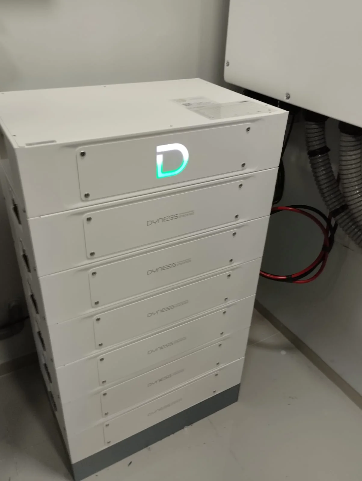 Banco de baterías Dyness Stack100 apilado, con la unidad de control iluminada en verde