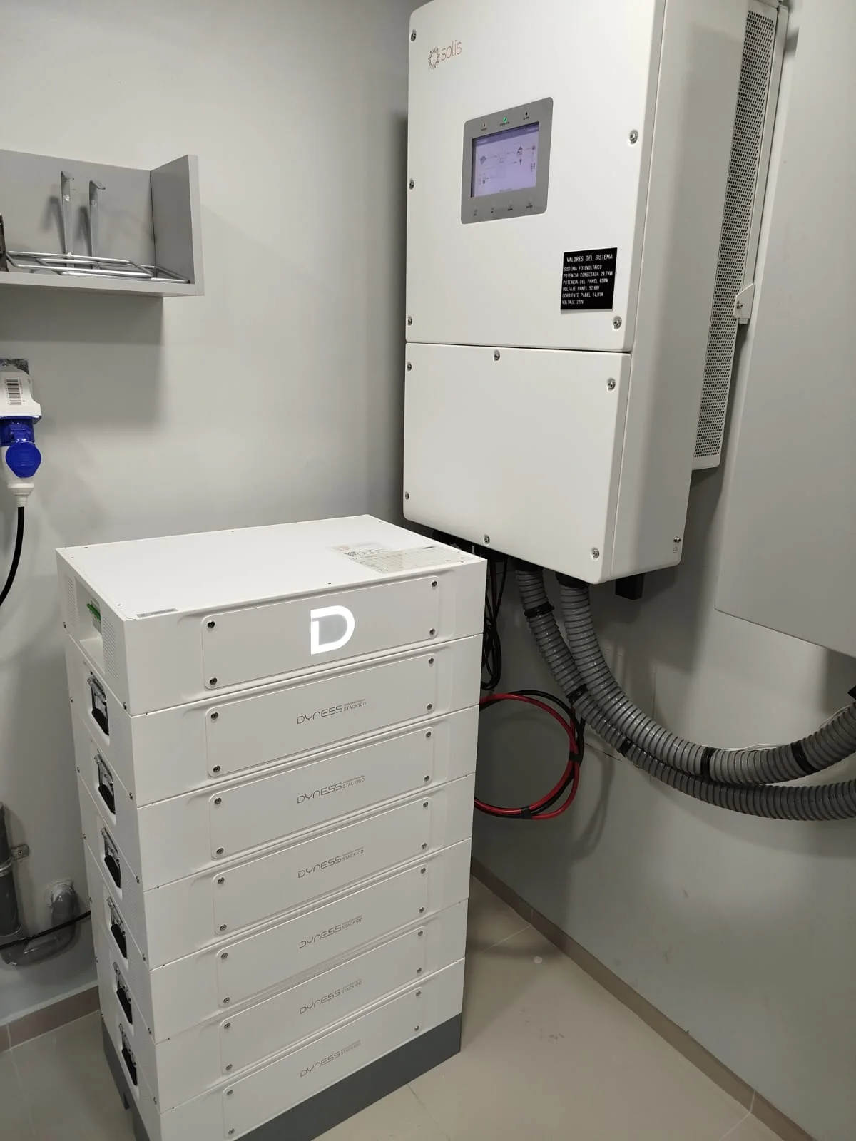 Inversor Solis con la placa de valores del sistema instalada a su costado