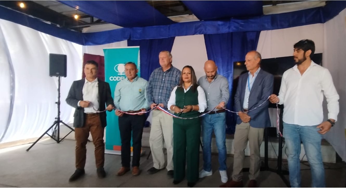 Corte de cinta en la inauguración de un proyecto, junto a representantes de CODELCO y la comunidad local